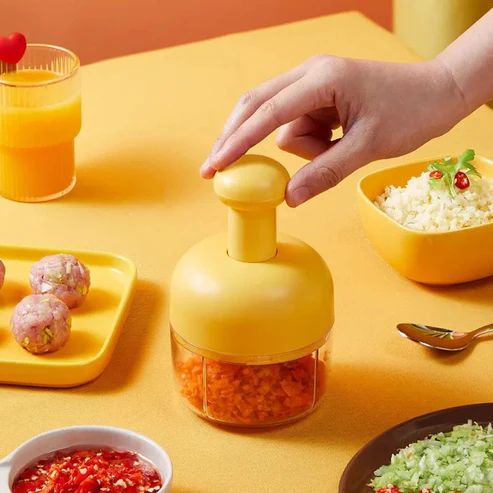 "Manual Garlic Press – Essential Kitchen Tool for Easy Garlic Mashing & Cooking Prep"